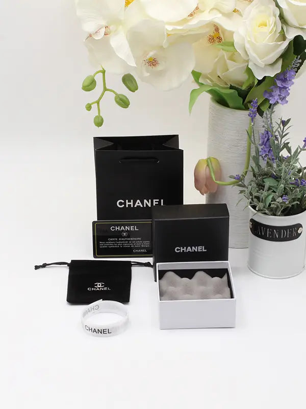 ملحقات اكسسوارت شانيل وايت اند بلاك هدايا chanel