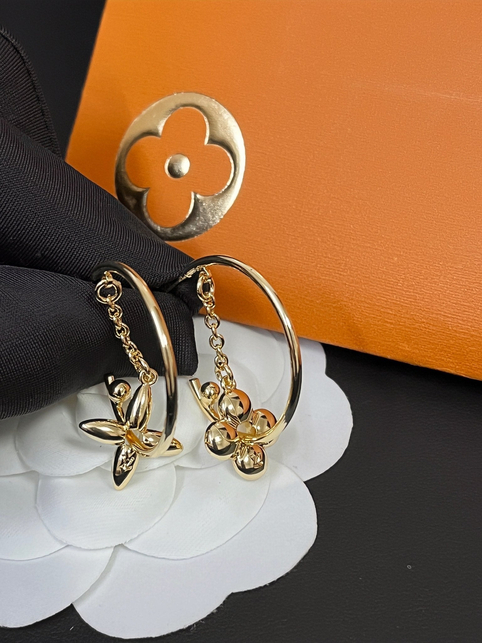 حلق لويس فيتون لوقو دائري حلق louis vuitton ذهبي