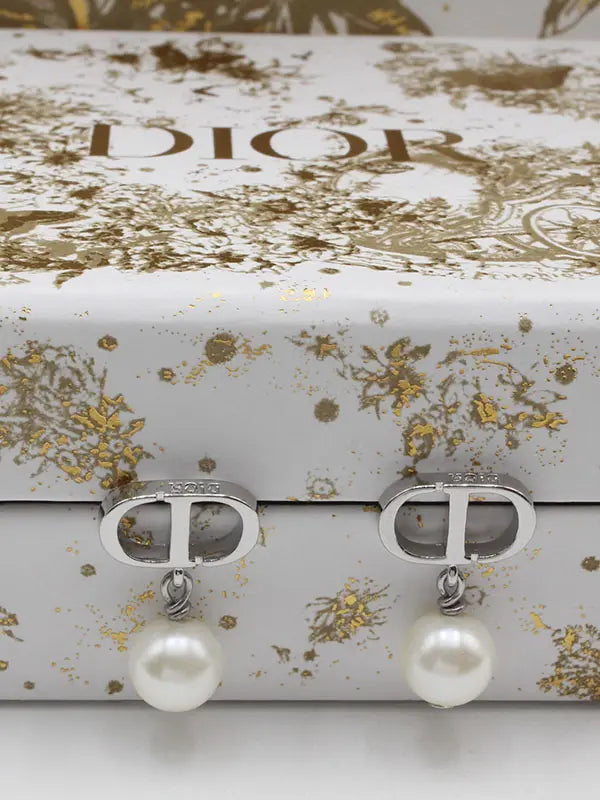 حلق ديور لوقو قولد سنقل بيرل حلق dior