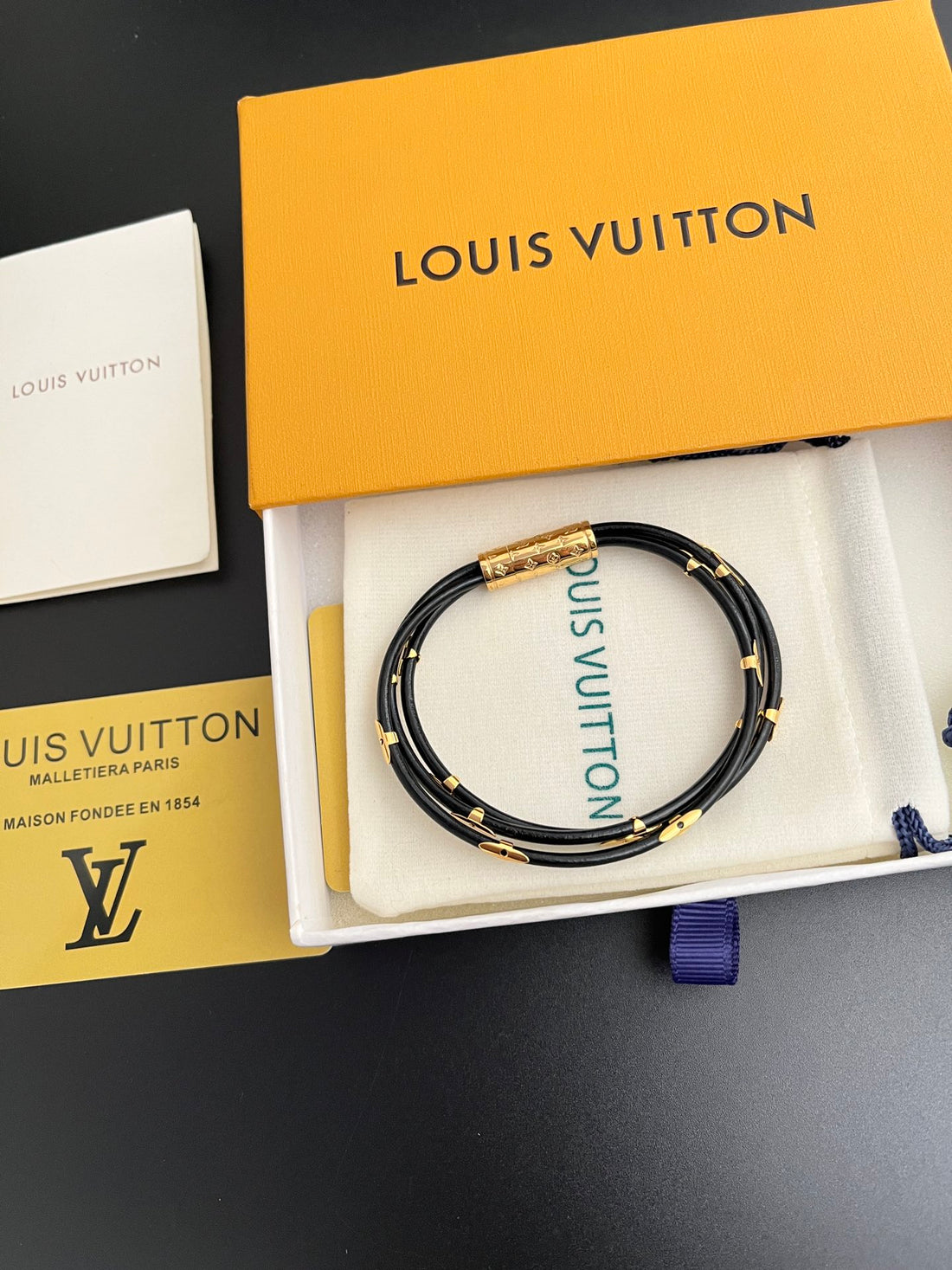 اساور لويس فيتون بلاك ليذر لاينز اسواره louis vuitton ذهبي