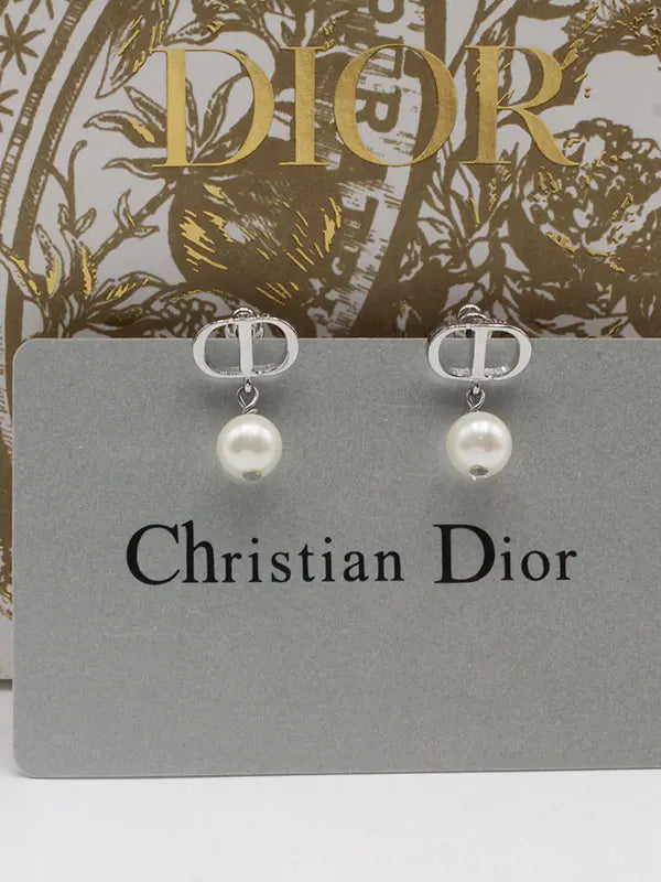 حلق ديور لوقو قولد سنقل بيرل حلق dior