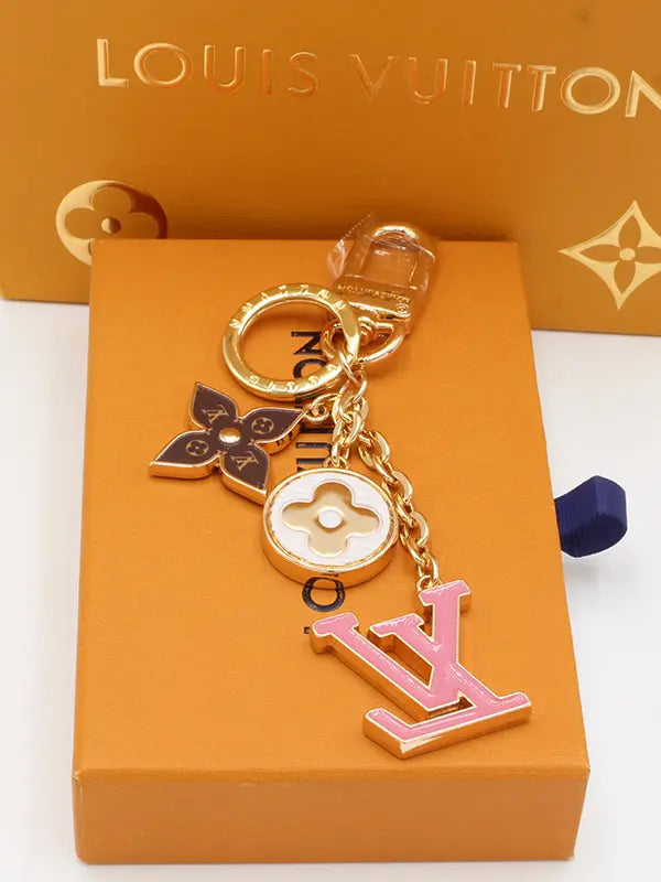 ميدالية لويس فيتون بينك ميدالية louis vuitton