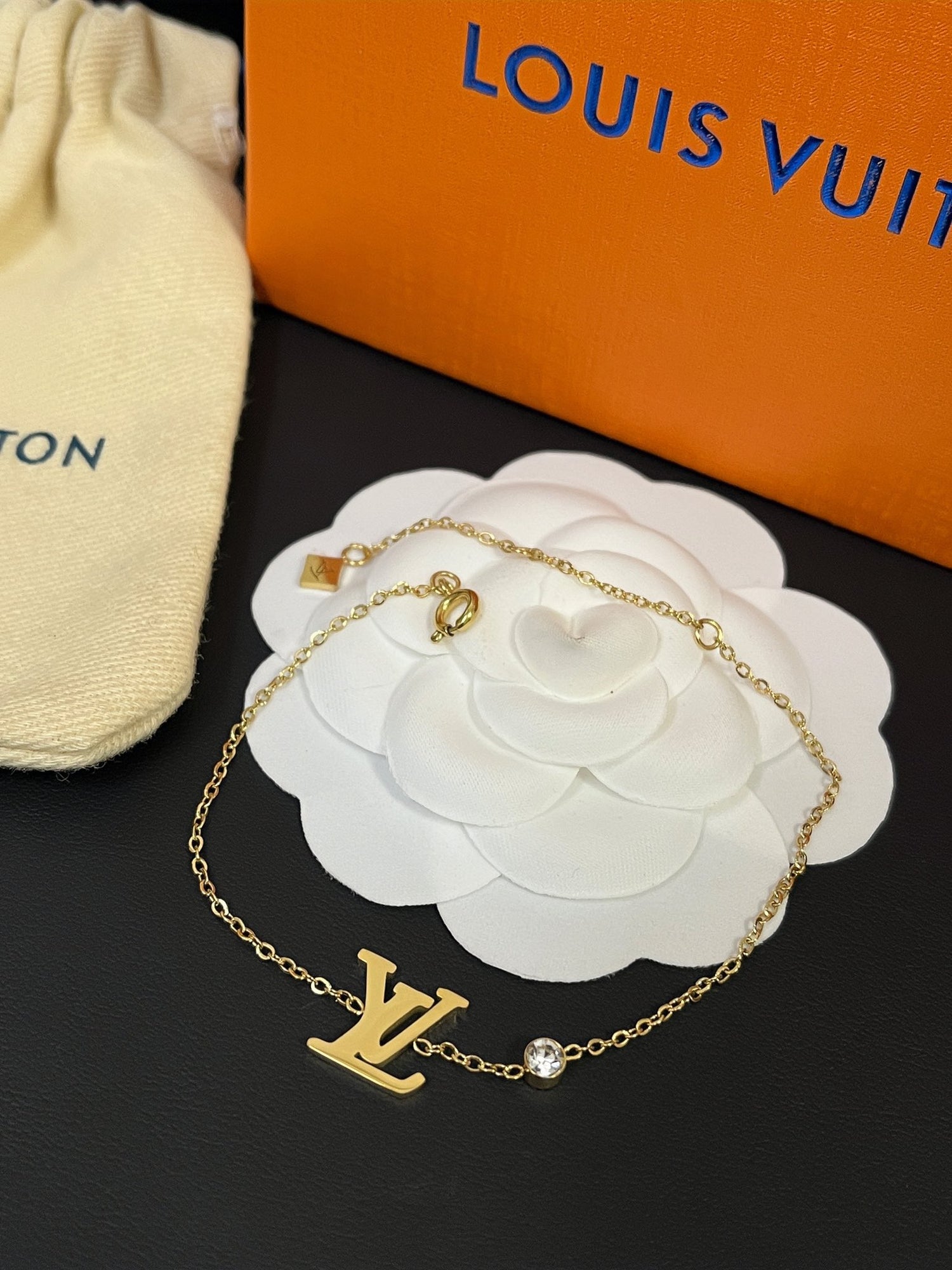 اسواره لويس فيتون لوقو ناعمه اسواره louis vuitton ذهبي
