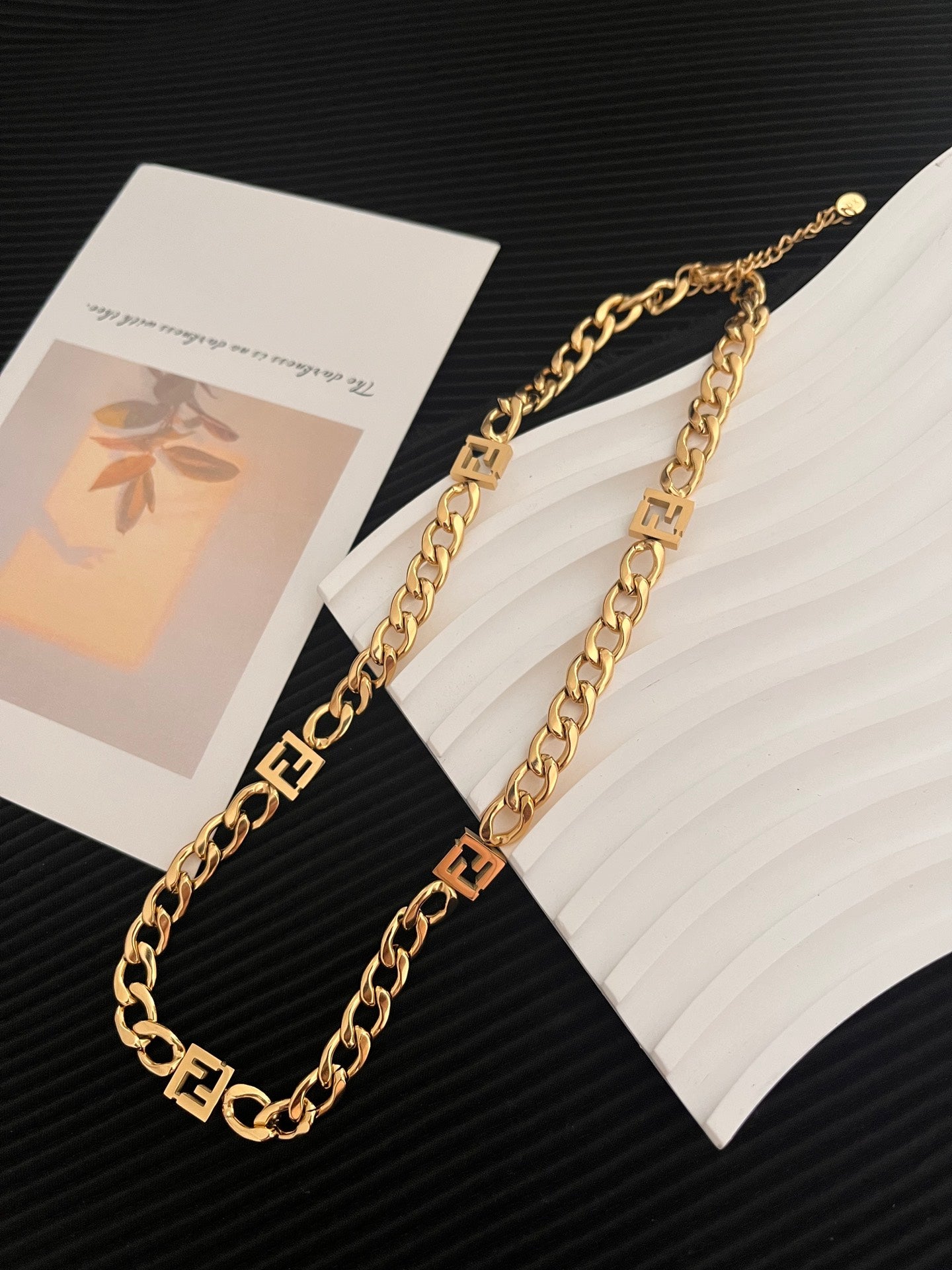 سلسال عقد فندي جنزير كبير سلسال fendi ذهبي