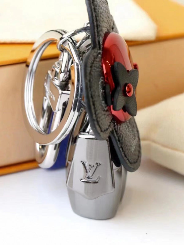 ميدالية لويس فيتون بلاك اديشن لوقو كبير ميدالية louis vuitton