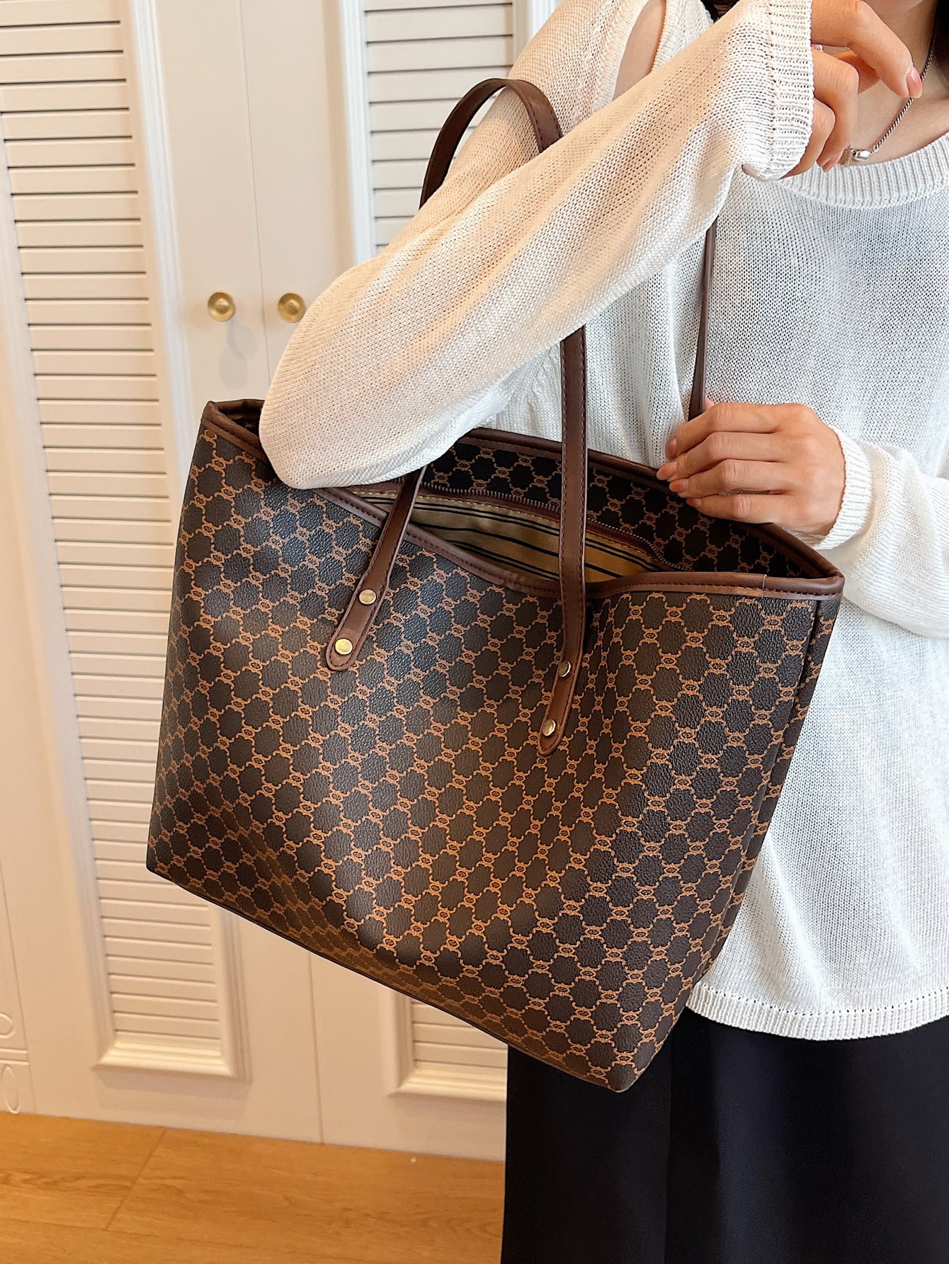 حقيبة جامعية بني شنط وحقائب شنط