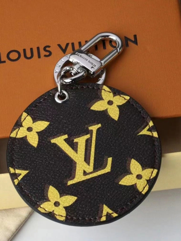 ميدالية لويس فيتون براون ليذر سلفر لوقو ميدالية louis vuitton