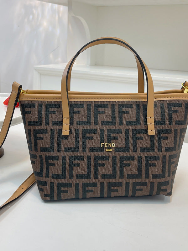 شنطة مستوحى من فندي وسط شنط وحقائب fendi بني