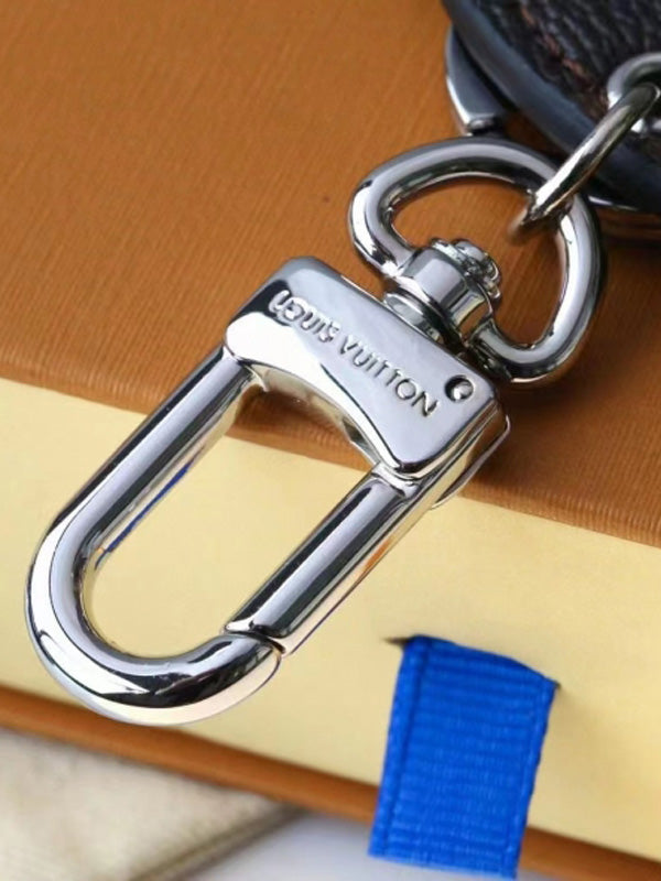 ميدالية لويس فيتون براون ليذر سلفر لوقو ميدالية louis vuitton