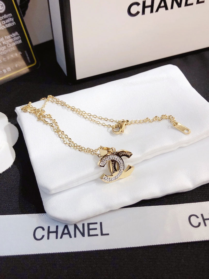 سلسال شانيل شعار وسط ذهبي سلسال chanel