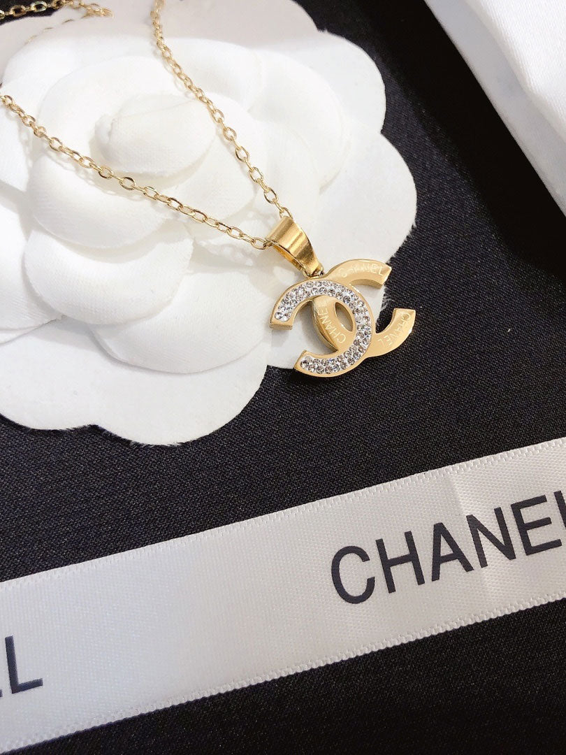 سلسال شانيل شعار وسط ذهبي سلسال chanel