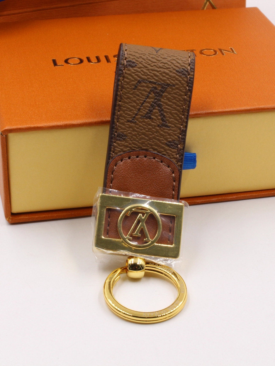 ميدالية لويس فيتون براون لوقو ميدالية louis vuitton 1