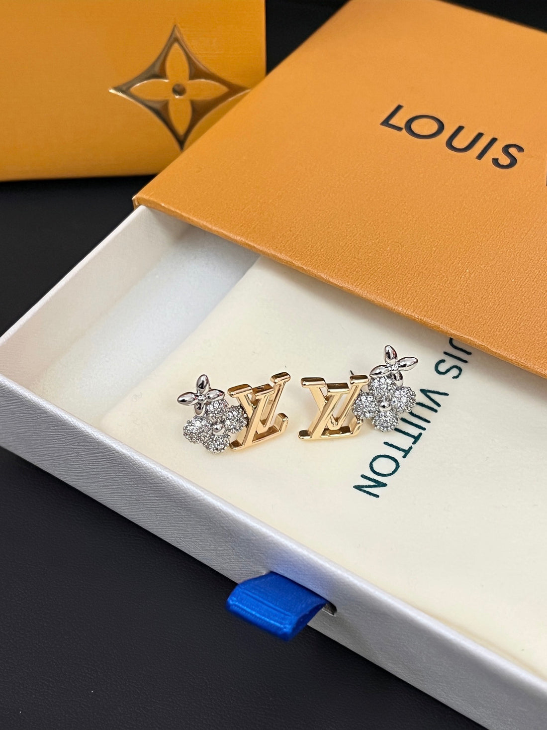 حلق لويس فيتون زركون 8046 حلق louis vuitton ملون