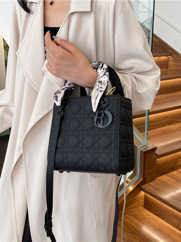 شنطه مستوحى من ديور شنط وحقائب dior اسود