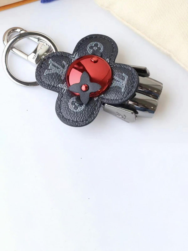 ميدالية لويس فيتون بلاك اديشن لوقو كبير ميدالية louis vuitton