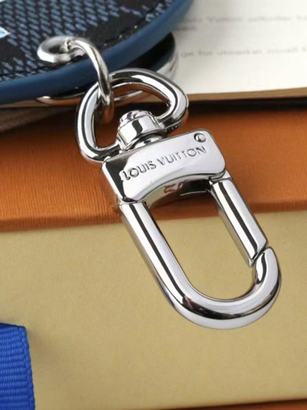 ميدالية لويس فيتون ليذر سلفر لوقو ميدالية louis vuitton