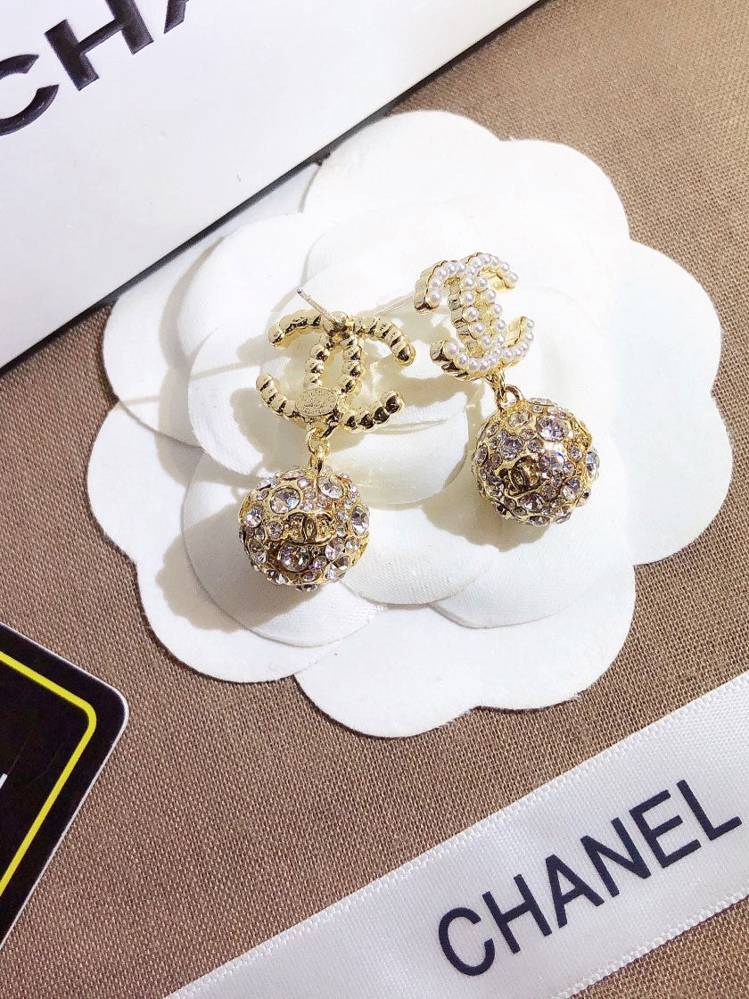 حلق شانيل ذهبي لوقو كريستال حلق chanel