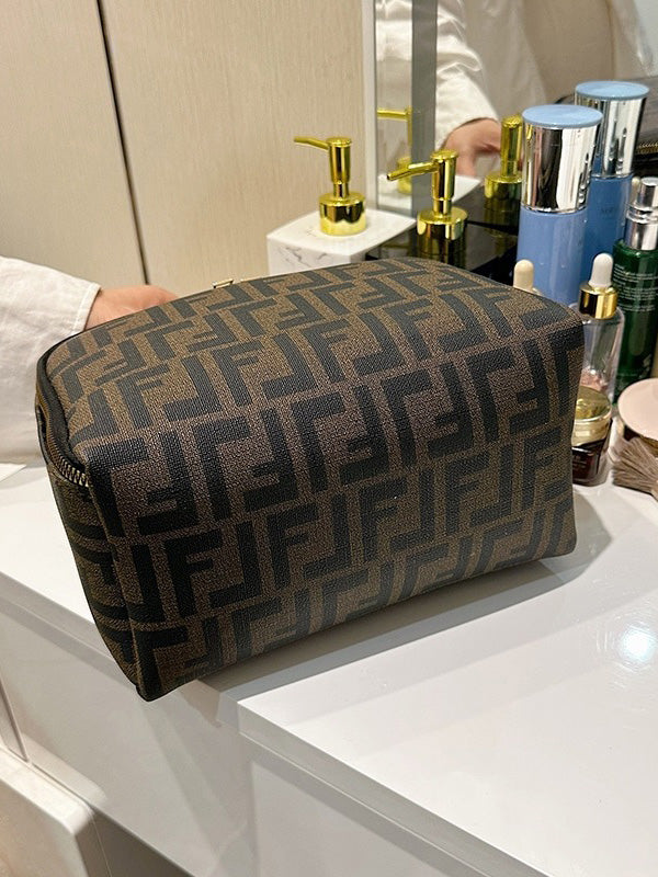 شنطة مكياج مستوحى من فندي شنط وحقائب fendi بني