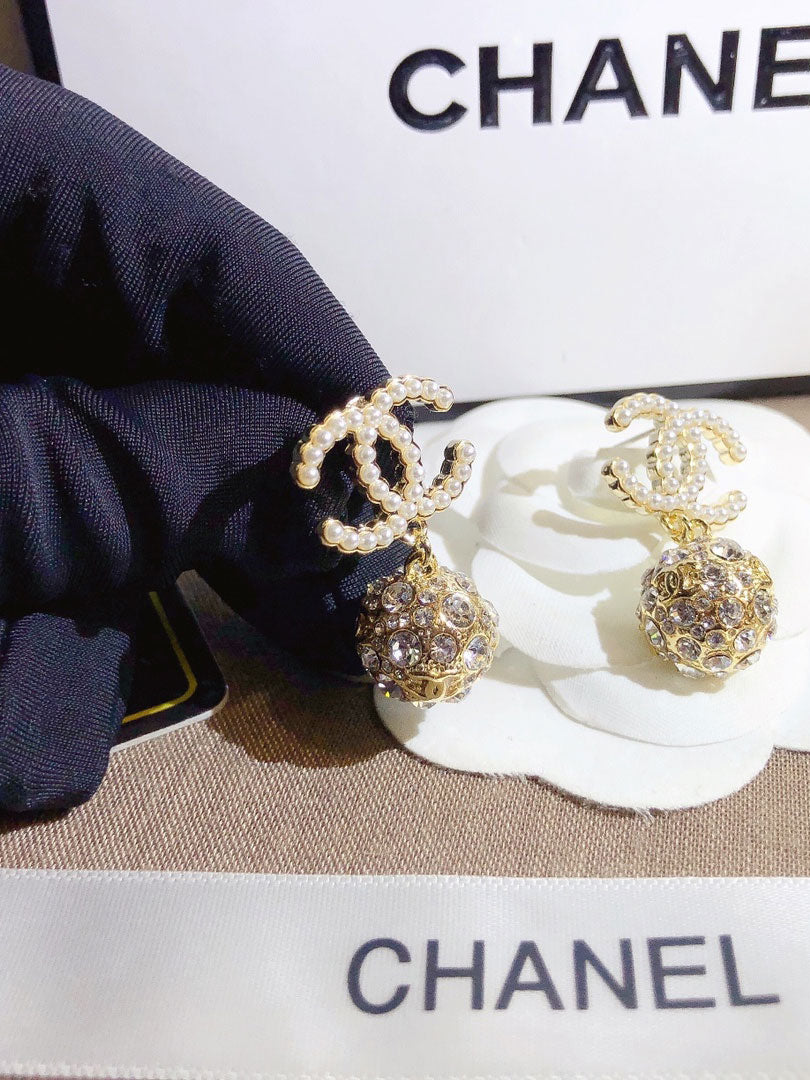 حلق شانيل ذهبي لوقو كريستال حلق chanel