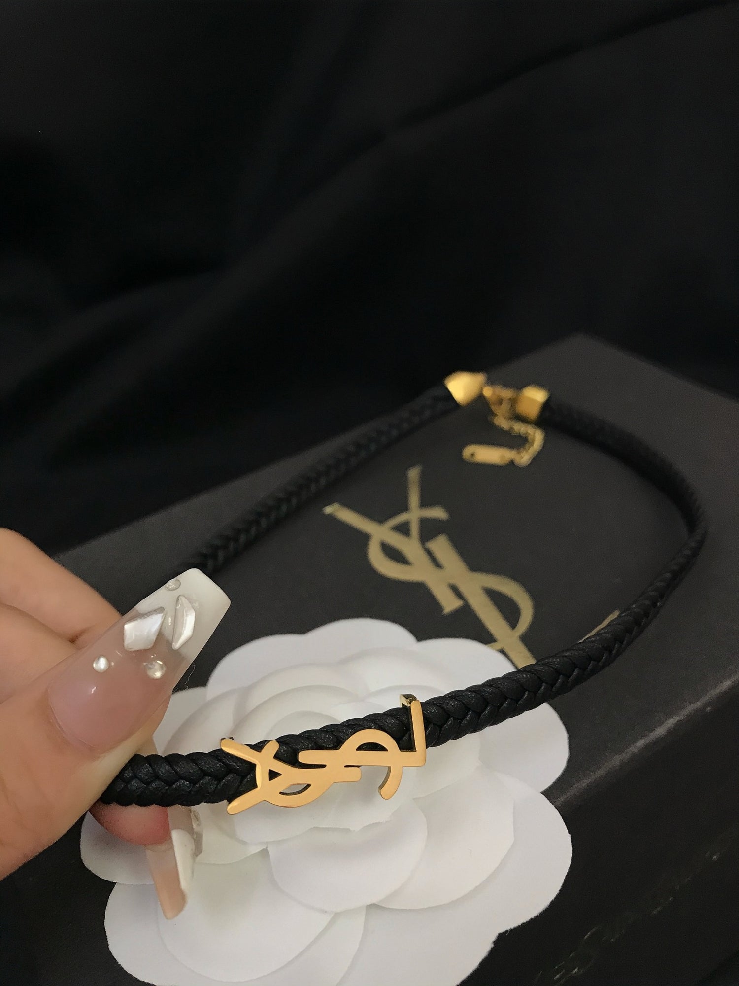 سلسال ايف سان لوران تشوكر اسود سلسال ysl