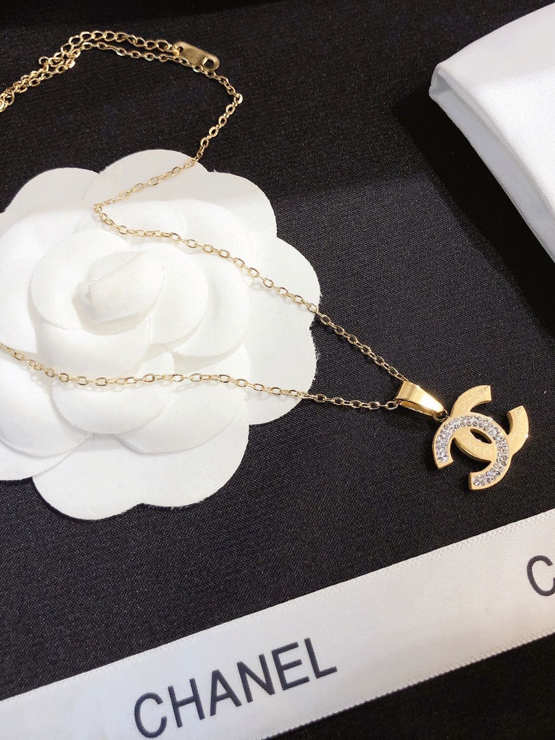 سلسال شانيل شعار وسط ذهبي سلسال chanel ذهبي