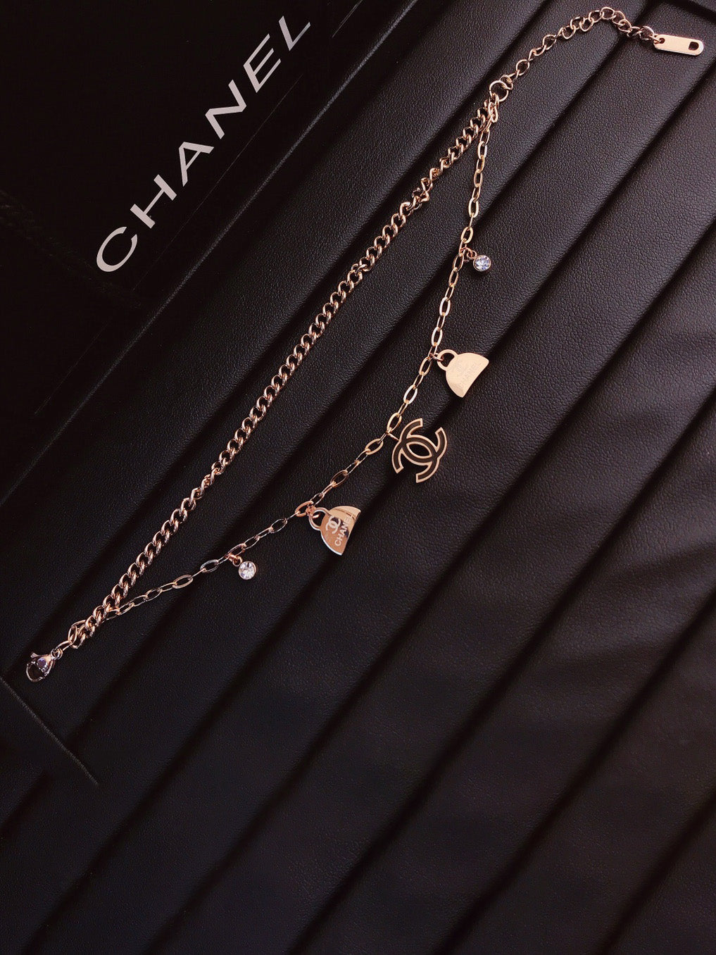 اساور شانيل لوقو بندنتس اسواره chanel