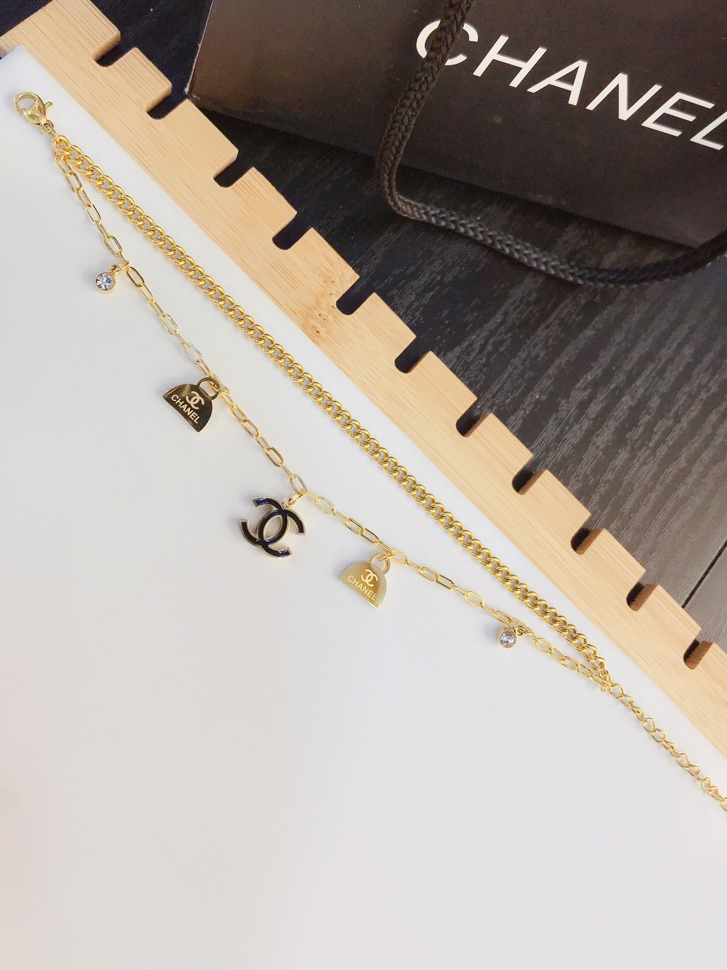 اساور شانيل لوقو بندنتس اسواره chanel