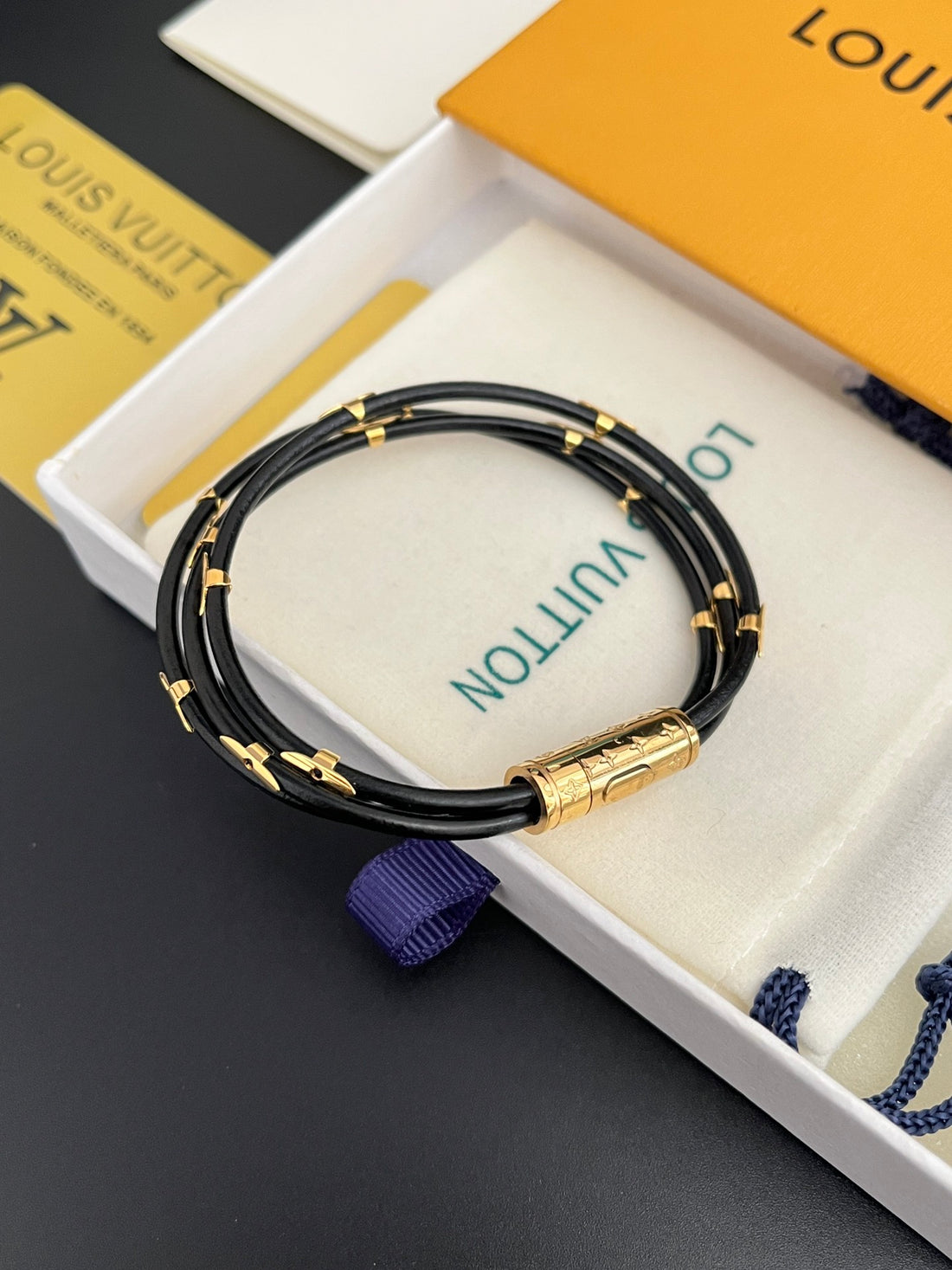 اساور لويس فيتون بلاك ليذر لاينز اسواره louis vuitton