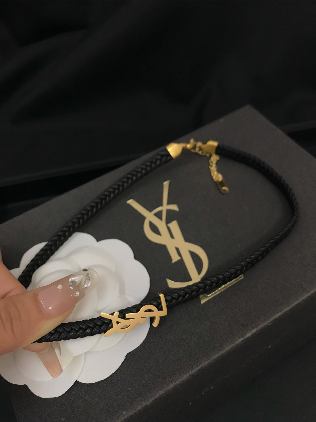 سلسال ايف سان لوران تشوكر اسود سلسال ysl ذهبي