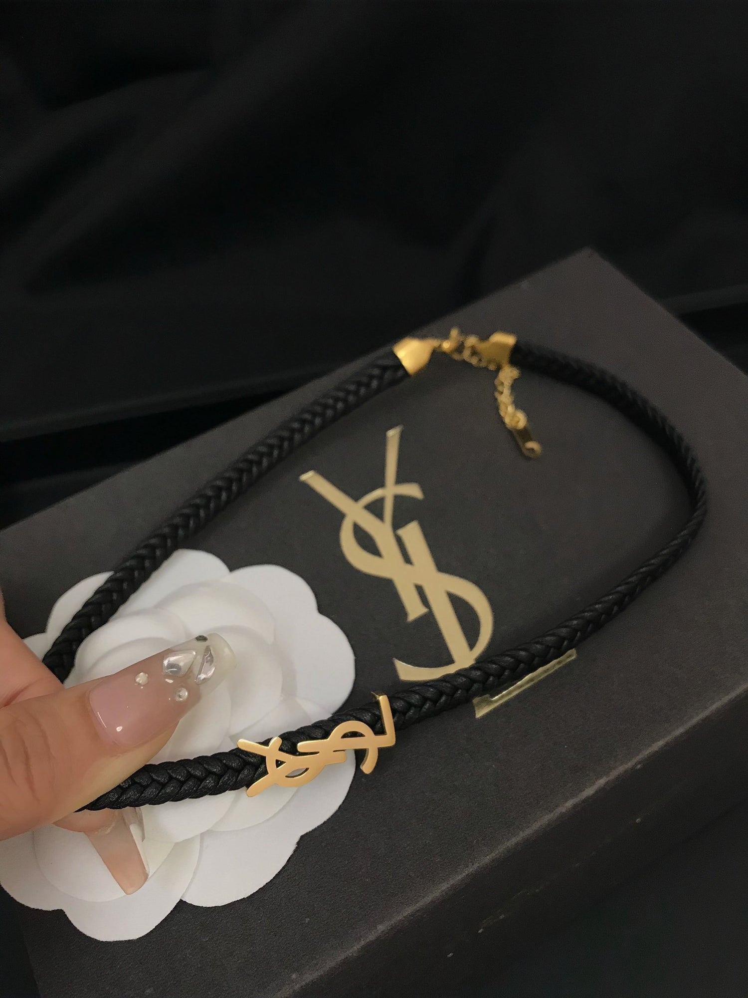سلسال ايف سان لوران تشوكر اسود سلسال ysl ذهبي