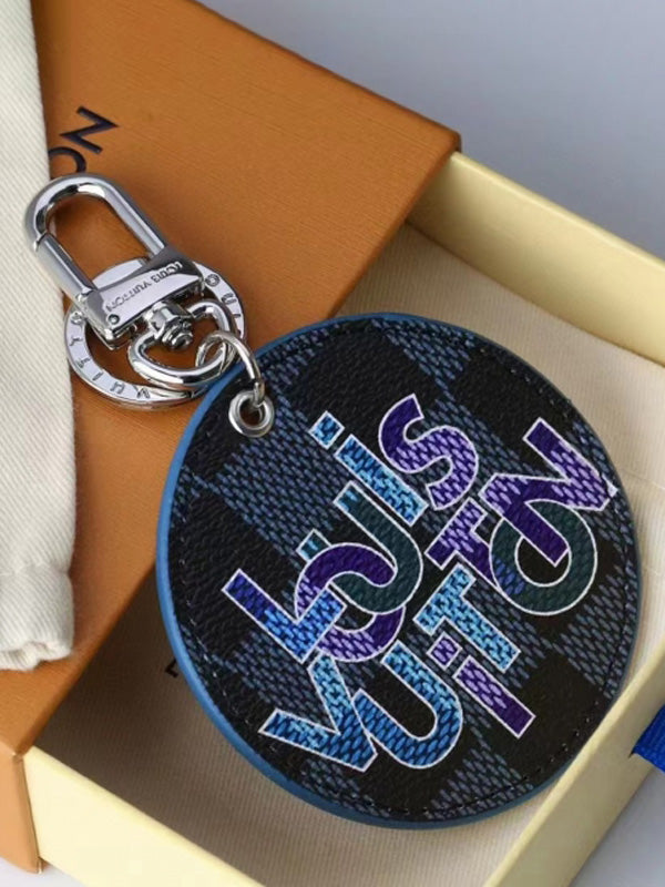 ميدالية لويس فيتون ليذر سلفر لوقو ميدالية louis vuitton