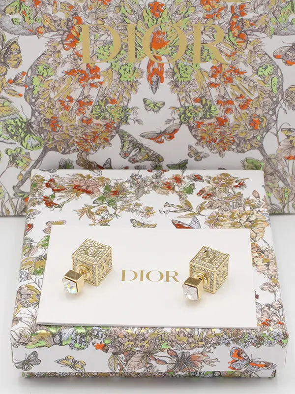 حلق ديور مكعب كريستال لوقو حلق dior ذهبي