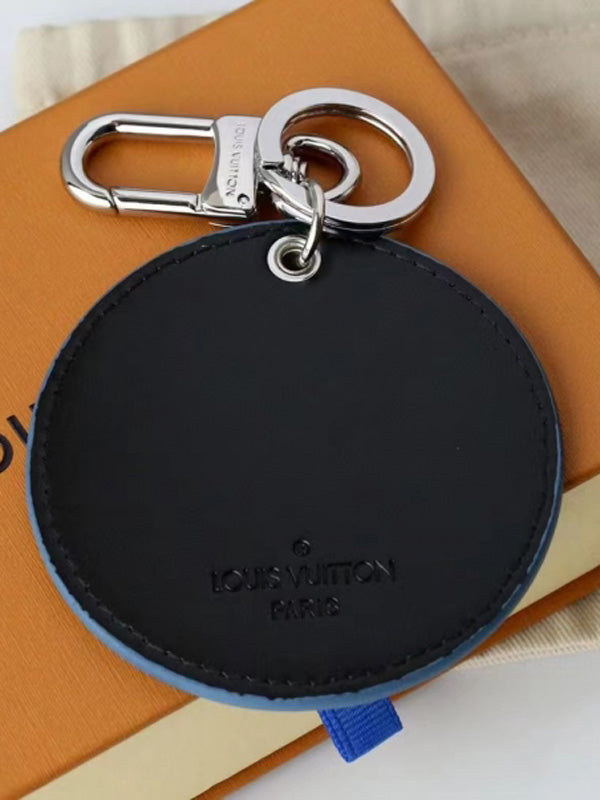 ميدالية لويس فيتون ليذر سلفر لوقو ميدالية louis vuitton