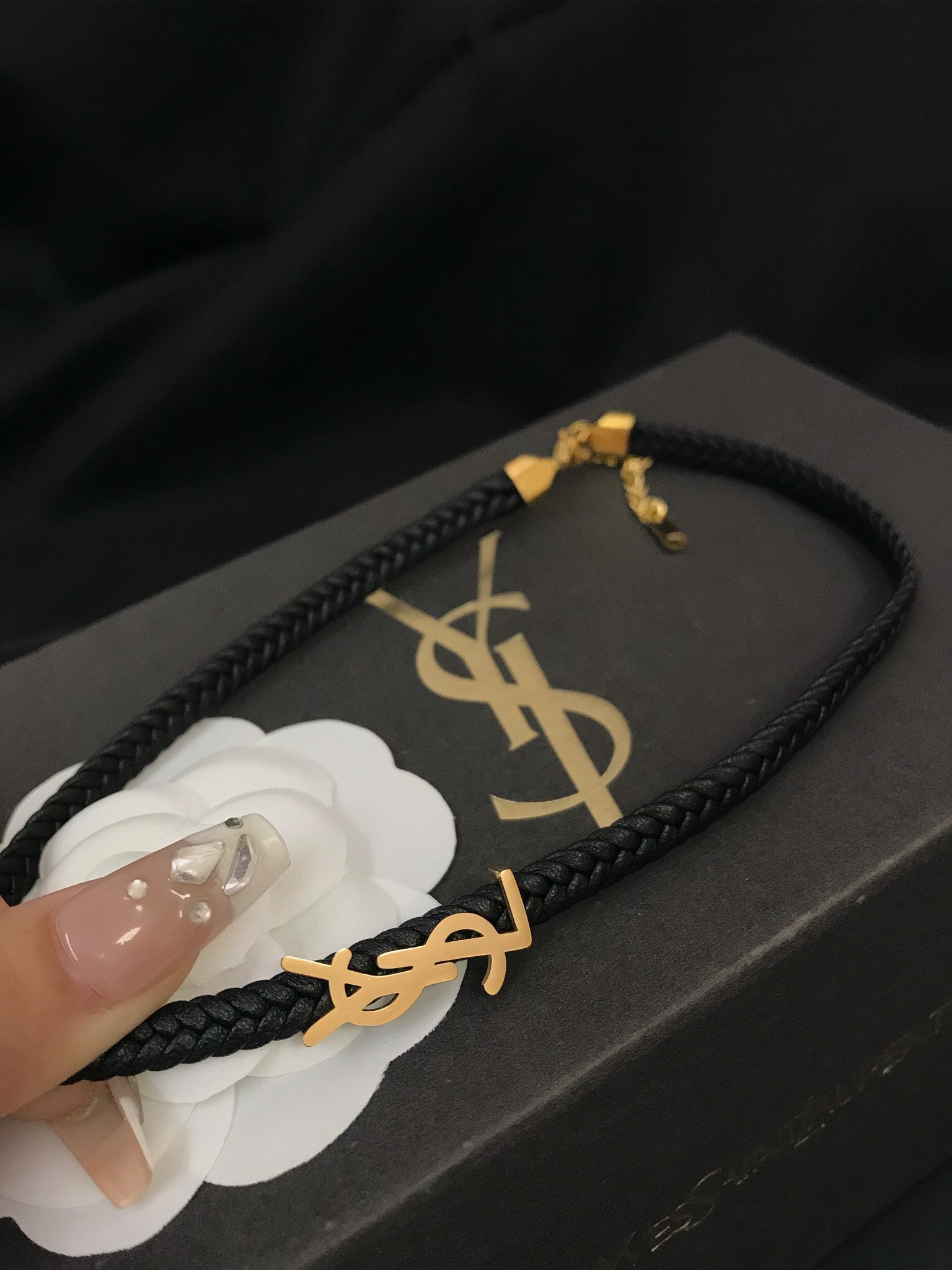 سلسال ايف سان لوران تشوكر اسود سلسال ysl