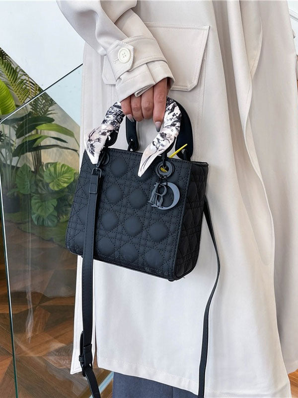 شنطه مستوحى من ديور شنط وحقائب dior