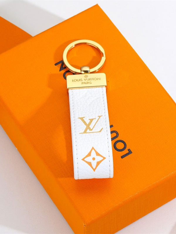 ميدالية لويس فيتون ليذر لوقو ميدالية louis vuitton ابيض