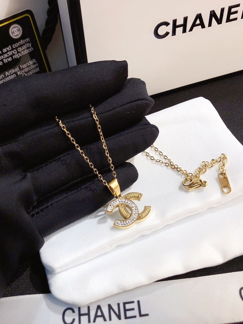 سلسال شانيل شعار وسط ذهبي سلسال chanel