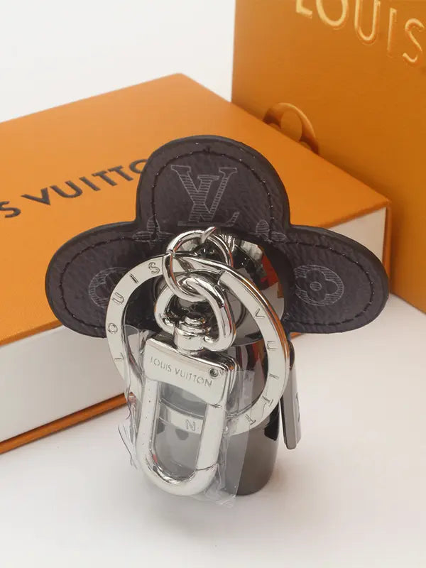 ميدالية لويس فيتون بلاك اديشن لوقو كبير ميدالية louis vuitton
