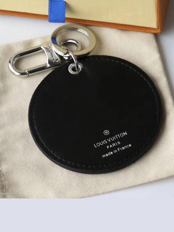 ميدالية لويس فيتون براون ليذر سلفر لوقو ميدالية louis vuitton