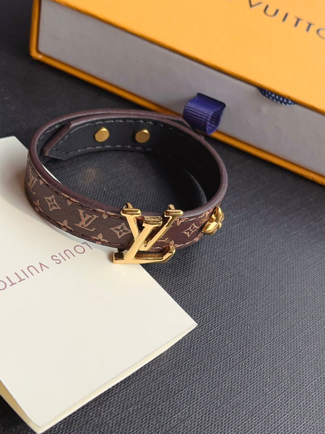 اساور لويس فيتون ليذر لوقو نيو لوك اسواره louis vuitton