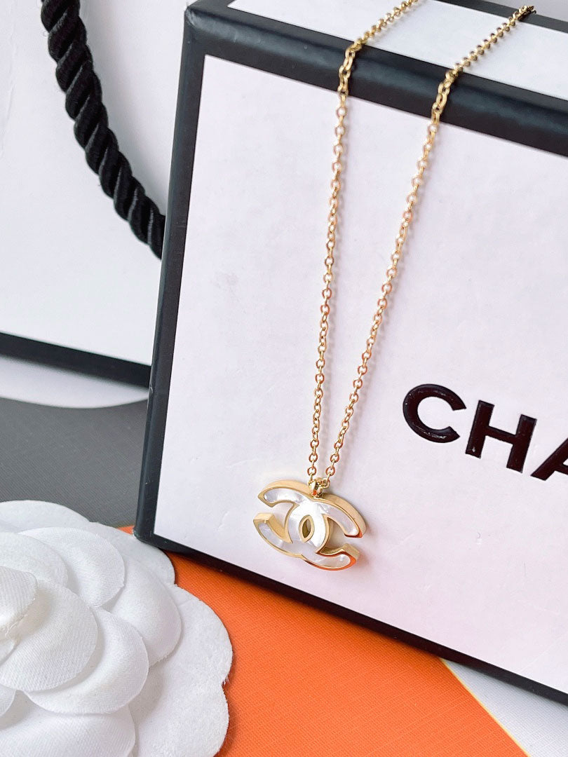 سلسال شانيل ناعم شيل ابيض سلسال chanel ذهبي