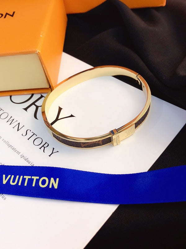 اسواره لويس فيتون بانقل بنية اسواره louis vuitton ذهبي