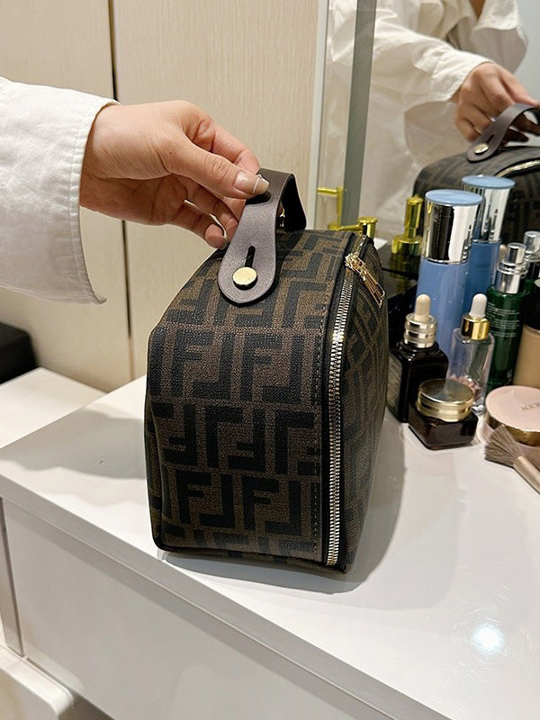 شنطة مكياج مستوحى من فندي شنط وحقائب fendi