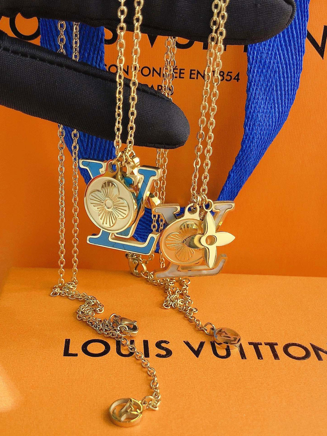 سلسال لويس فيتون بيق لوقو ملون سلسال louis vuitton