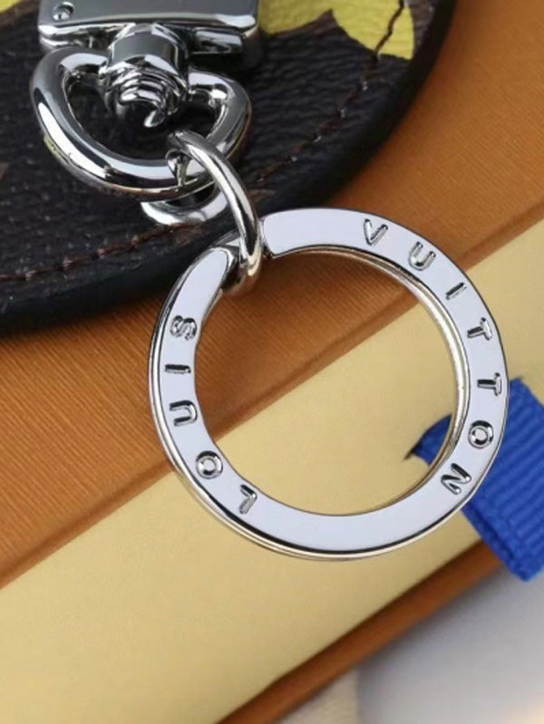 ميدالية لويس فيتون براون ليذر سلفر لوقو ميدالية louis vuitton