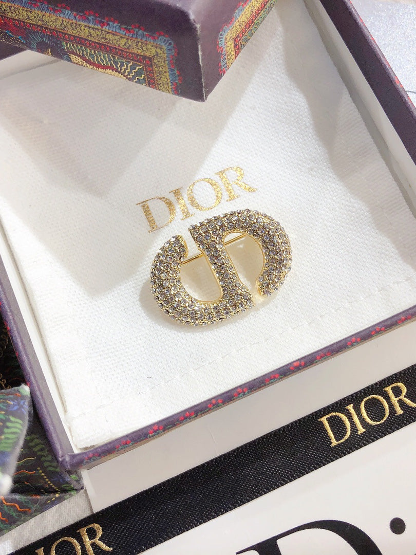 بروش ماركة ديور كريستال بروش dior ذهبي