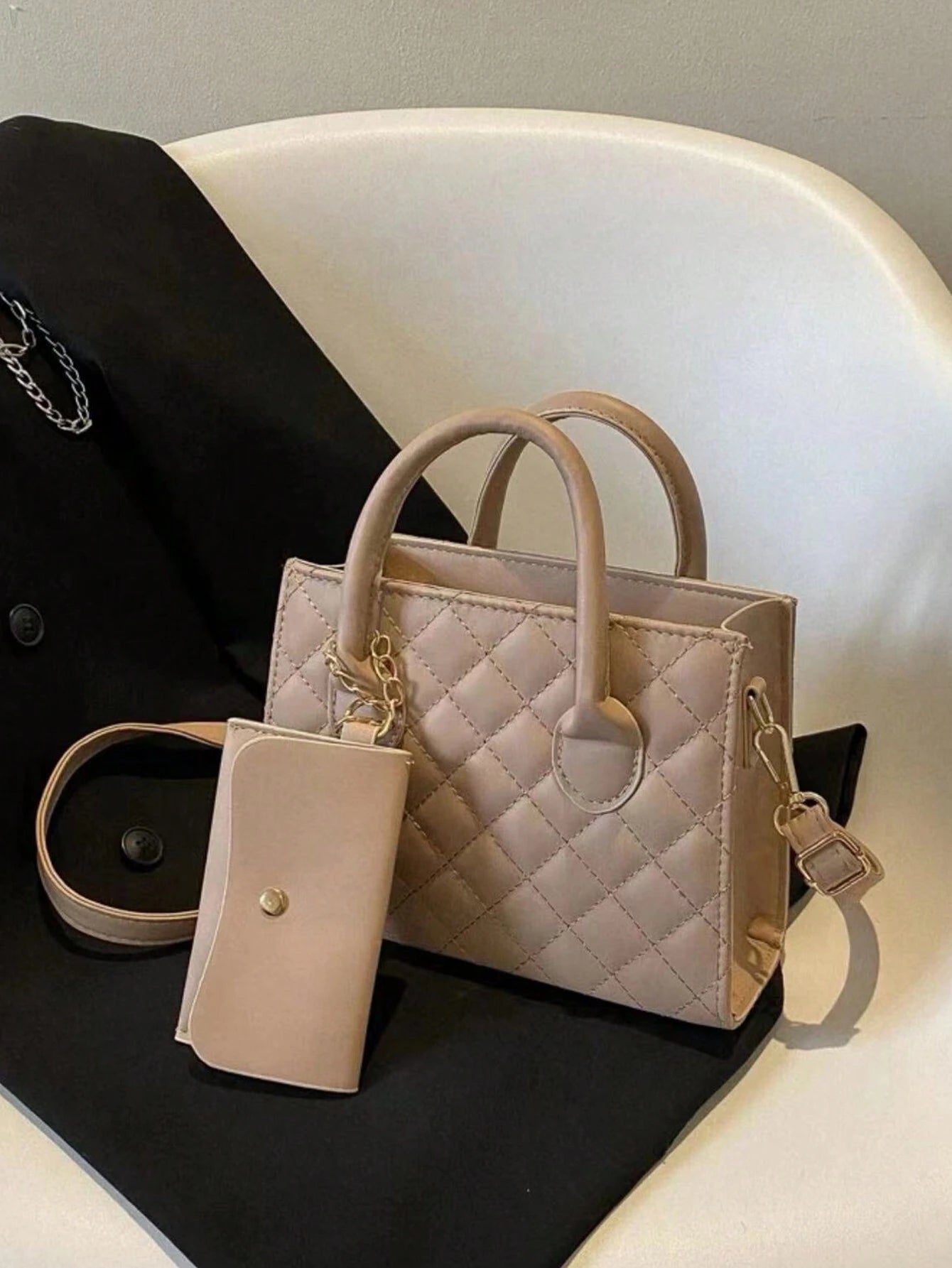حقيبة مربعة صغيرة سوداء اللون شنط وحقائب شنط