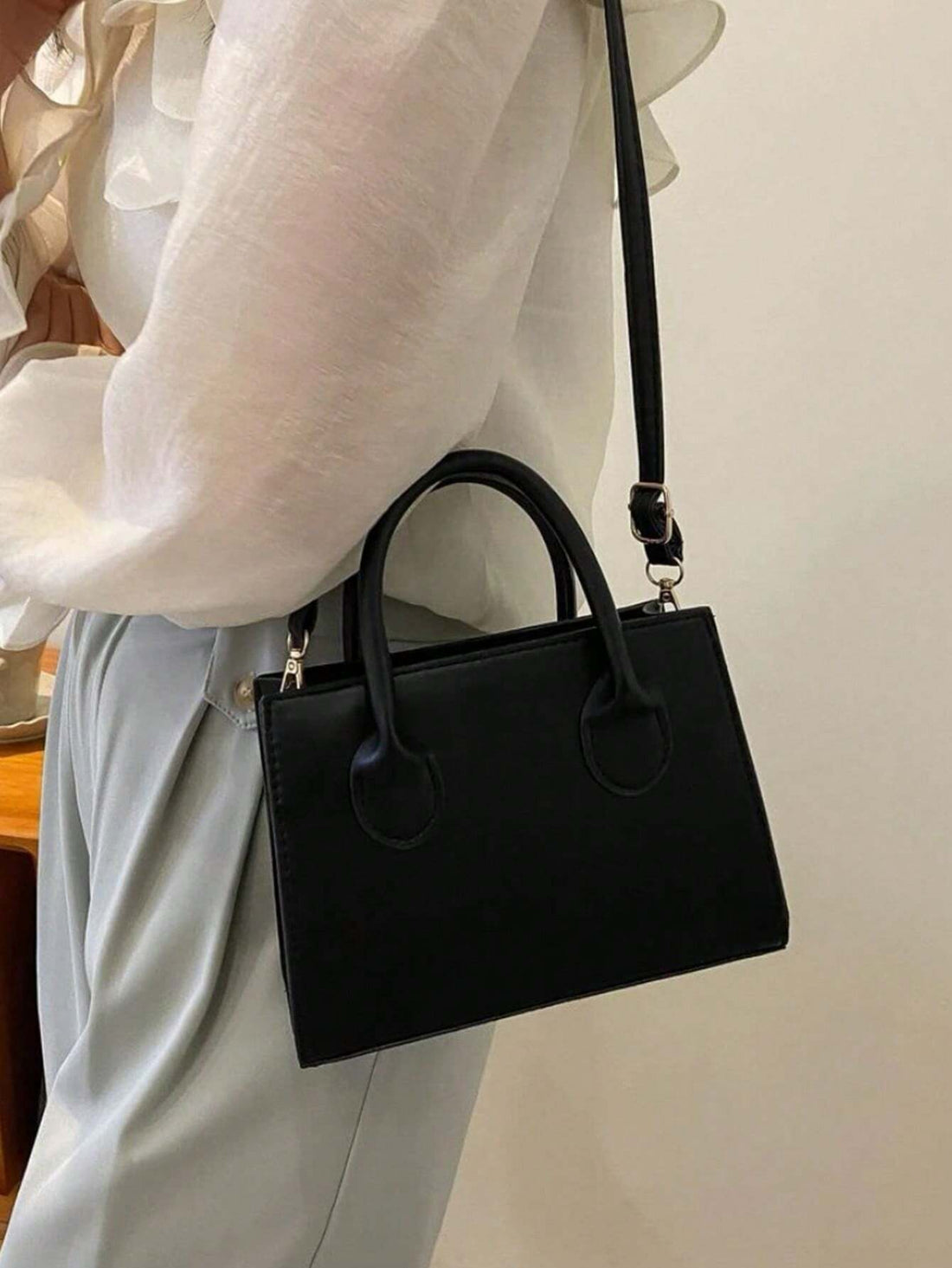 حقيبة مربعة صغيرة سوداء اللون شنط وحقائب شنط