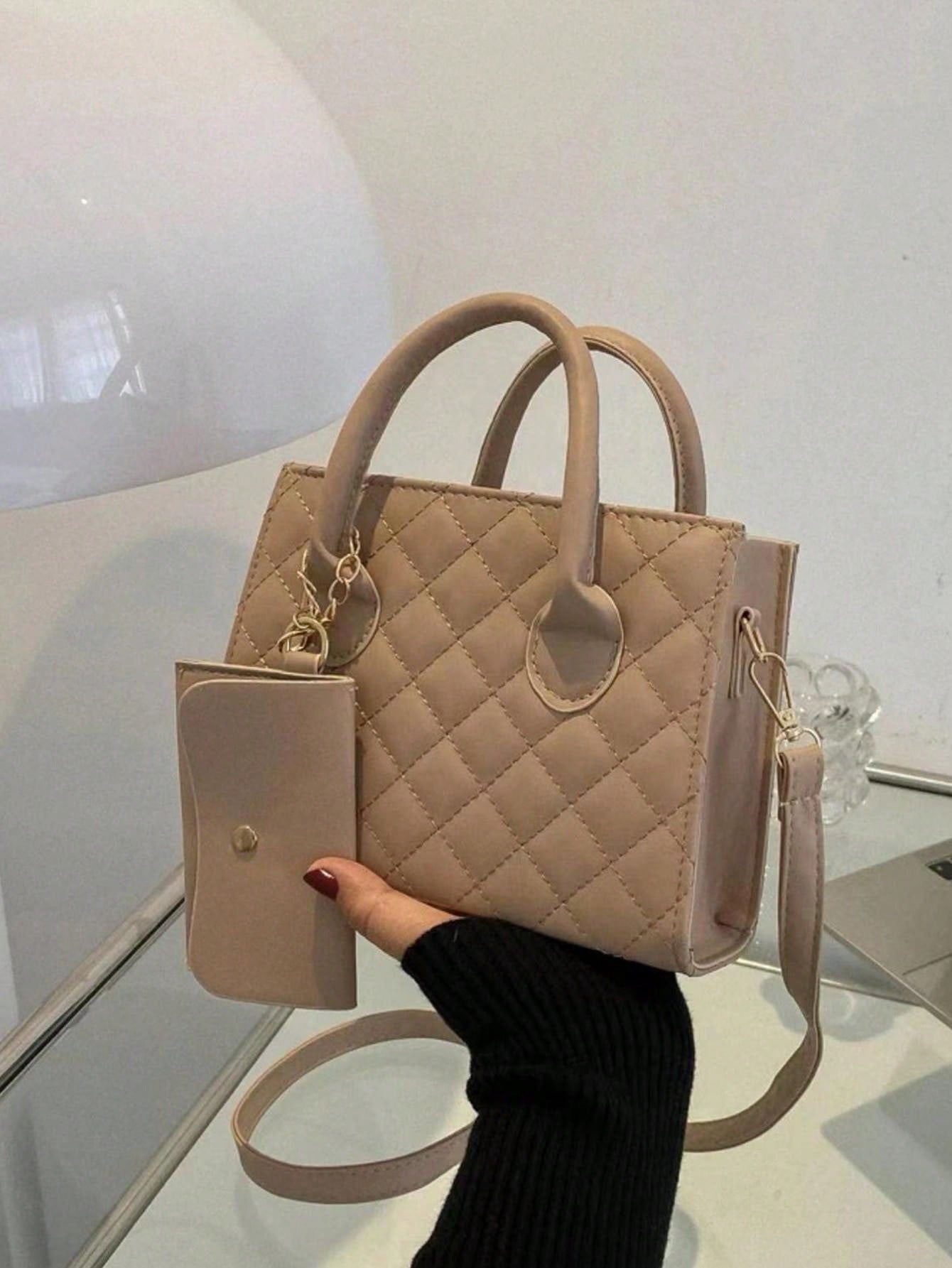 حقيبة مربعة صغيرة سوداء اللون شنط وحقائب شنط بيج