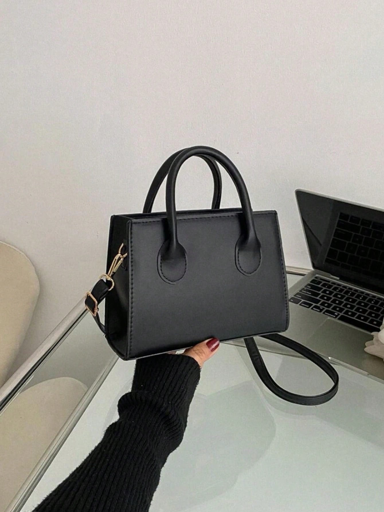 حقيبة مربعة صغيرة سوداء اللون شنط وحقائب شنط